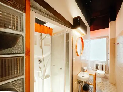 Ein Badezimmer in der Unterkunft 200 qm LOFT am Fluss für Freunde und Familien !