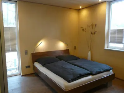 Ein Bett oder Betten in einem Zimmer der Unterkunft Luxus-Ferienhaus direkt am See, naturnaher Komfort in modernem Stil