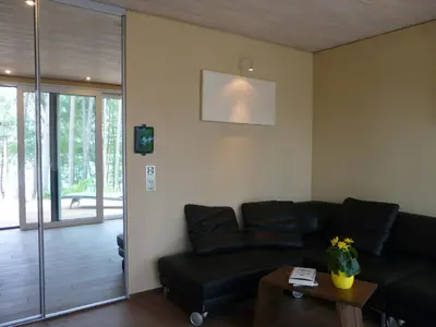 Ein Sitzbereich in der Unterkunft Luxus-Ferienhaus direkt am See, naturnaher Komfort in modernem Stil