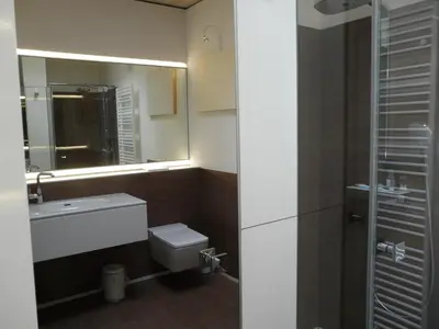 Ein Badezimmer in der Unterkunft Luxus-Ferienhaus direkt am See, naturnaher Komfort in modernem Stil