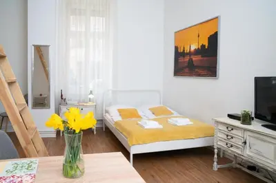 Ein Bett oder Betten in einem Zimmer der Unterkunft Green Apartment Studio for 3