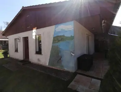 Das Gebäude in dem sich das Ferienhaus befindet