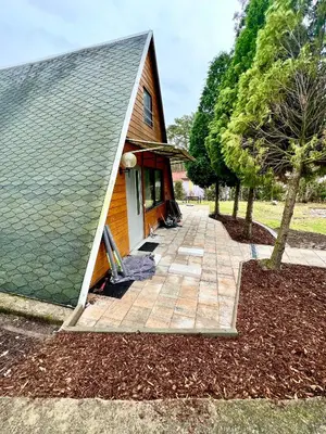 Ein Garten an der Unterkunft Finnhütte Marie am Storkower See