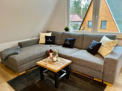 Ein Sitzbereich in der Unterkunft Finnhütte Marie am Storkower See