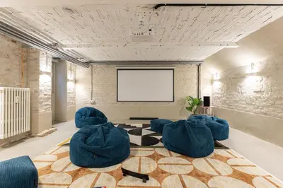 Ein Sitzbereich in der Unterkunft 3 BDR apt in Prenzlauer Berg with cinema