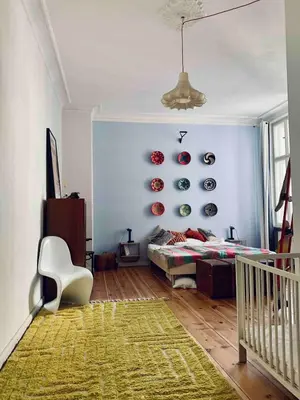 Ein Bett oder Betten in einem Zimmer der Unterkunft Colorful design 2room w balcony next Maybachufer