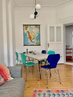 Ein Sitzbereich in der Unterkunft Colorful design 2room w balcony next Maybachufer
