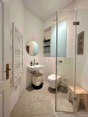 Ein Badezimmer in der Unterkunft Colorful design 2room w balcony next Maybachufer