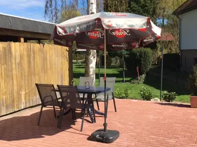 Ein Garten an der Unterkunft Ferienwohnung in Berlin-Grünau, Wasser- und Waldnähe, gute Verkehrsanbindung