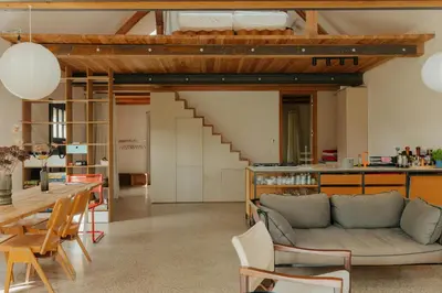 Ein Sitzbereich in der Unterkunft Design Farm House Amid Wild Uckermark Nature
