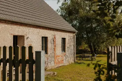Ein Garten an der Unterkunft Design Farm House Amid Wild Uckermark Nature