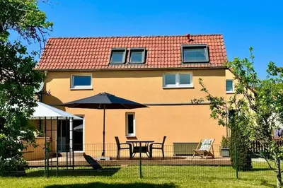 Das Gebäude in dem sich das Ferienhaus befindet