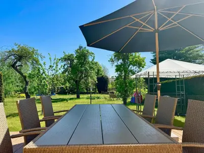 Ein Garten an der Unterkunft Ferienhaus Havelzeit in Werder an der Havel