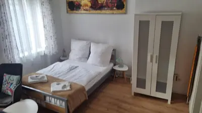 Ein Bett oder Betten in einem Zimmer der Unterkunft Green Apartment Fine for couples Neukölln