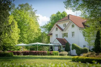 Ein Garten an der Unterkunft Parkhotel Neustadt Garni