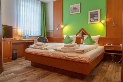 Ein Bett oder Betten in einem Zimmer der Unterkunft Parkhotel Neustadt Garni