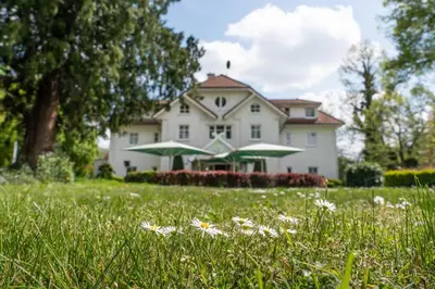 Ein Garten an der Unterkunft Parkhotel Neustadt Garni