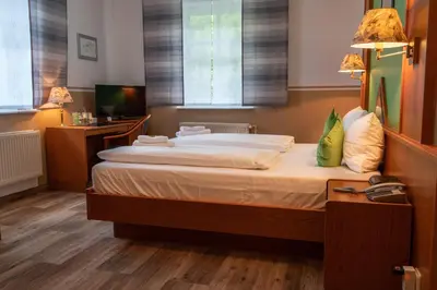 Ein Bett oder Betten in einem Zimmer der Unterkunft Parkhotel Neustadt Garni