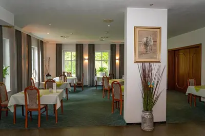 Ein Restaurant oder anderes Speiselokal in der Unterkunft Parkhotel Neustadt Garni
