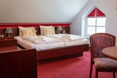 Ein Bett oder Betten in einem Zimmer der Unterkunft Parkhotel Neustadt Garni