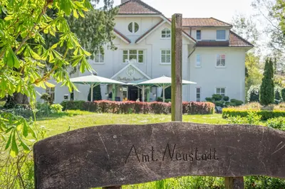 Ein Garten an der Unterkunft Parkhotel Neustadt Garni