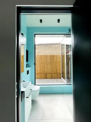 Ein Badezimmer in der Unterkunft Room with a bathroom and private entrance door