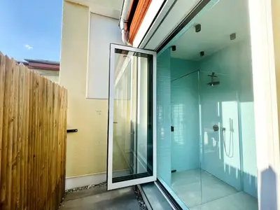 Ein Badezimmer in der Unterkunft Room with a bathroom and private entrance door