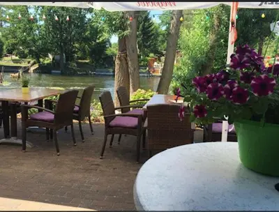 Blick auf einen Fluss in der Nähe der Pension