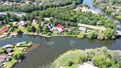Blick auf einen Fluss in der Nähe der Pension
