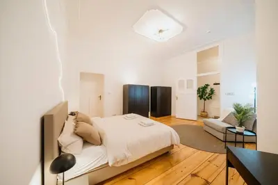 Ein Bett oder Betten in einem Zimmer der Unterkunft Homely Berlin - Luxurious, Spacious, Near Victory Column, River