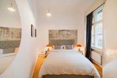Ein Bett oder Betten in einem Zimmer der Unterkunft Homely Berlin - Luxurious, Spacious, Near Victory Column, River