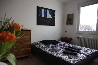 Ein Bett oder Betten in einem Zimmer der Unterkunft Ruhiges Zimmer in Nähe Kurfürstendamm mit eigener Regendusche