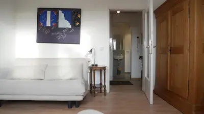 Ein Sitzbereich in der Unterkunft Ruhiges Zimmer in Nähe Kurfürstendamm mit eigener Regendusche