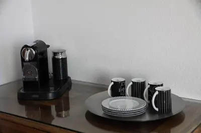 Kaffee-/Teezubehör in der Unterkunft Ruhiges Zimmer in Nähe Kurfürstendamm mit eigener Regendusche
