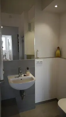 Ein Badezimmer in der Unterkunft Ruhiges Zimmer in Nähe Kurfürstendamm mit eigener Regendusche