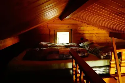 Ein Bett oder Betten in einem Zimmer der Unterkunft Ferienhäuschen direkt am Wasser inklusive 2 Boote