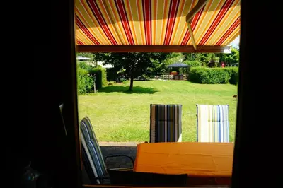 Ein Garten an der Unterkunft Ferienhäuschen direkt am Wasser inklusive 2 Boote