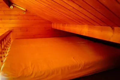 Ein Bett oder Betten in einem Zimmer der Unterkunft Ferienhäuschen direkt am Wasser inklusive 2 Boote
