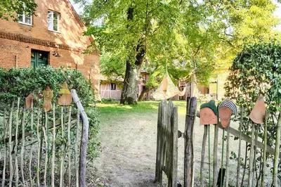 Ein Garten an der Unterkunft Wald- und Seeidyll im historischen Forsthaus