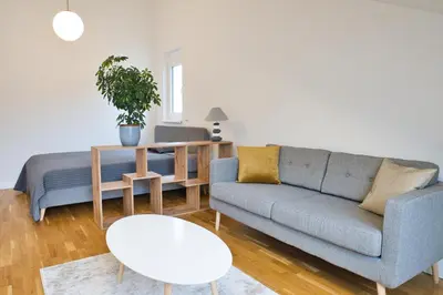 Ein Sitzbereich in der Unterkunft Modernes Apartment nähe BER, Tesla und Seen