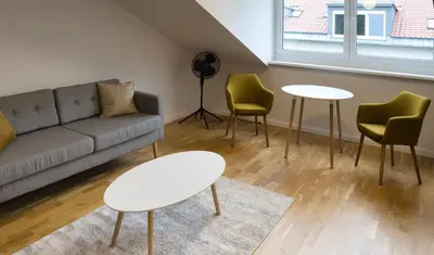 Ein Sitzbereich in der Unterkunft Modernes Apartment nähe BER, Tesla und Seen