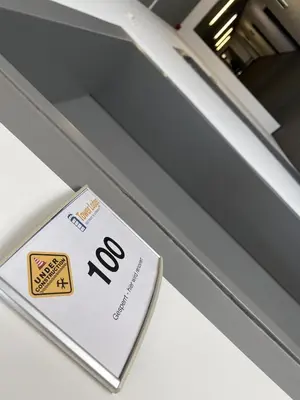 Ein Zertifikat, Auszeichnung, Logo oder anderes Dokument, das in der Unterkunft Tower Lodge ausgestellt ist