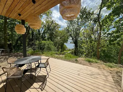 Ein Garten an der Unterkunft Auszeit am Schwielowsee - Exklusiver Bungalow mit Seeblick