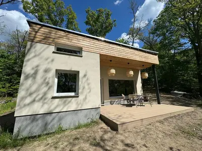 Das Gebäude in dem sich das Ferienhaus befindet