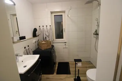 Ein Badezimmer in der Unterkunft Apartment Grey am See mit Zugang