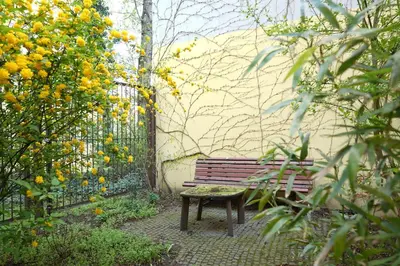 Ein Garten an der Unterkunft Familienfreundliches Apartment im Herzen Berlins
