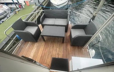 Ein Sitzbereich in der Unterkunft Hausboot Rollyboot