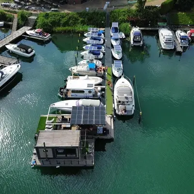Blick auf einen Fluss in der Nähe des Bootes