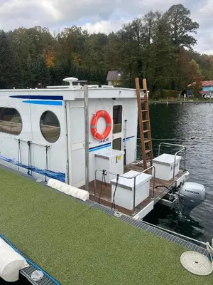 Blick auf einen Fluss in der Nähe des Bootes