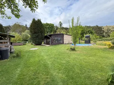 Ein Garten an der Unterkunft Ferienhaus Garten und Pool Ferienwohnung und Gästehaus